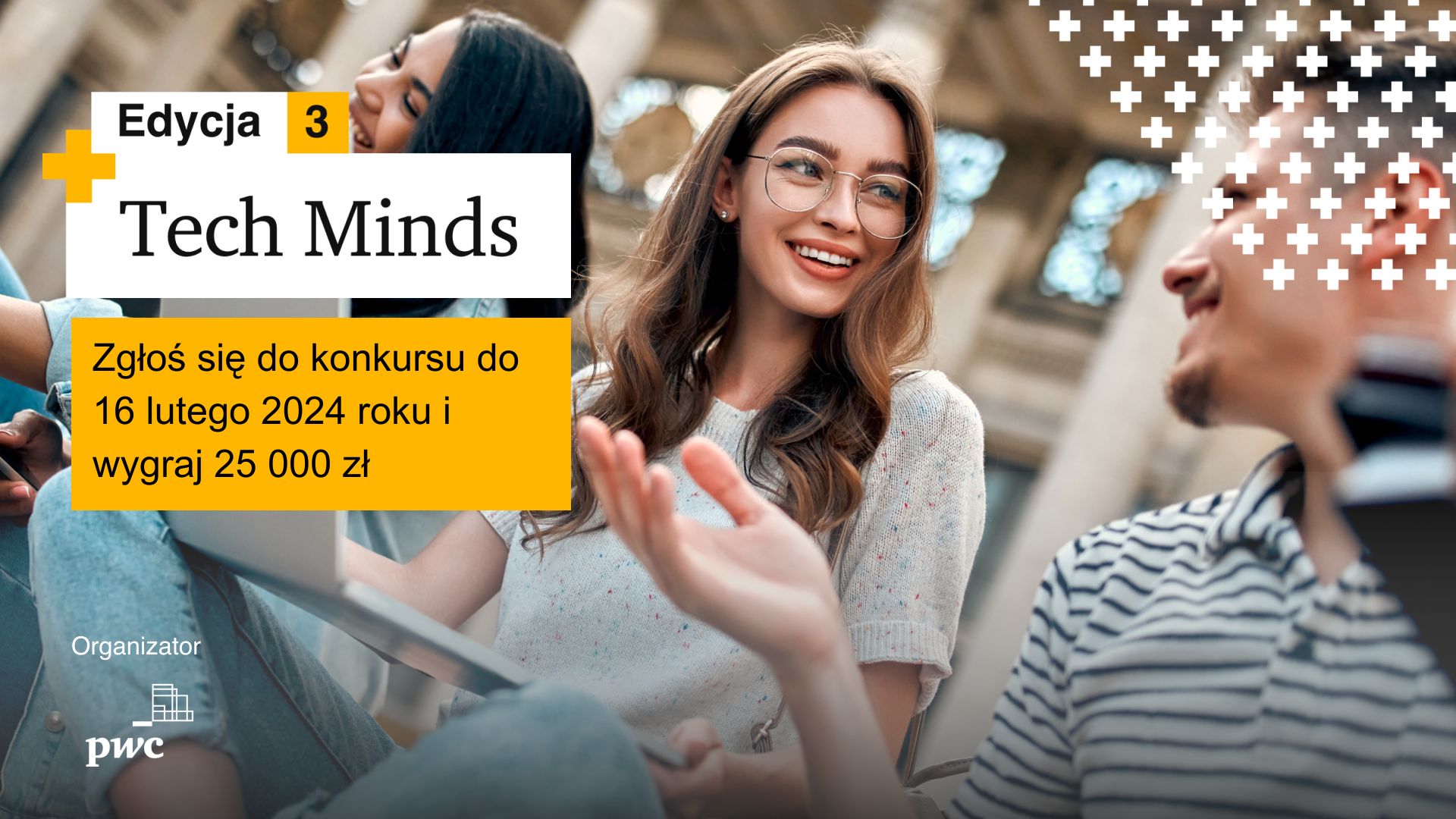 uśmiechająca się młoda kobieta w okularach