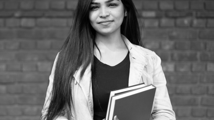 czarno biały portret kobiety trzymającej książki